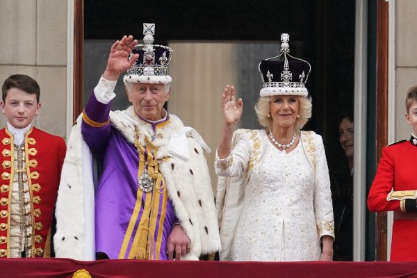 Die frisch gekrönten König Charles III. und Königin Camilla winken vom Balkon des Buckingham Palastes der Menge zu. - © Owen Humphreys/PA Wire/dpa