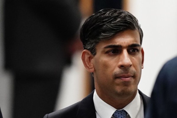 Für den britischen Premierminister Rishi Sunak geht es heute um seine politische Zukunft. - © Jordan Pettitt/PA Wire/dpa