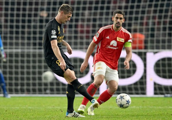 Rani Khedira (r) und seine Unioner mussten sich Toni Kroos und Real Madrid geschlagen geben. - © Soeren Stache/dpa