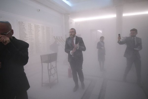 Grzegorz Braun ist Parlamentsmitglied der rechtsradikalen Partei Konfederacja in Polen. Hier nachdem er die Chanukka-Kerzen mit einem Feuerlöscher im polnischen Parlamentsgebäude gelöscht hatte. - © Marcin Obara/PAP/dpa