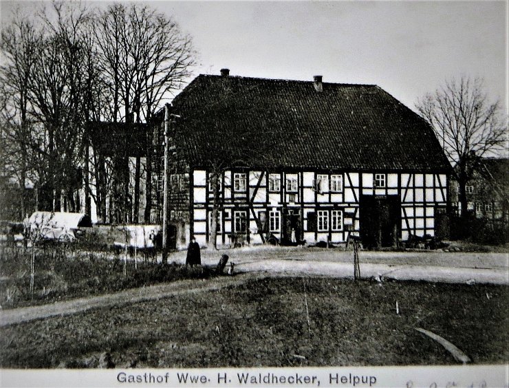 Wilde Feste feierten die Franzosen im Alten Krug in Helpup (hier ein Bild von 1900) . Bezahlen musste es der Wirt und die ganze Bevölkerung. - © Repro: Horst Biere / Quelle: Stadtarchiv