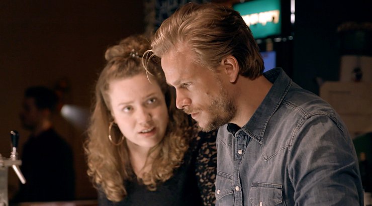 Lukas (Frederic Heidorn) und Ophelia (Julia
Jendroßek) reden in der Bar, in dessen Hinterzimmer die vier Jungs auch ihre Kundinnen treffen. - © RTL II, UFA Fiction, UFA SERIAL DRAMA
