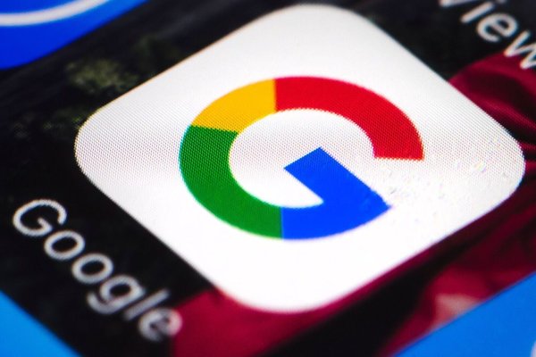Das Google-Logo auf einem Smartphone: Google ist in Indien mit dem Versuch gescheitert, Auflagen für sein Smartphone-Betriebssystem Android auf dem Rechtsweg zu verhindern. - © Matt Rourke/dpa