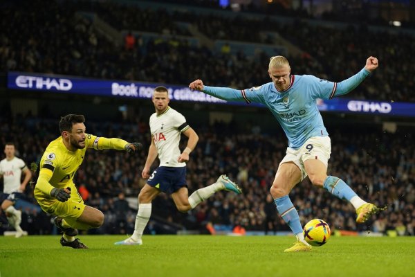 Erling Haaland (r) setzte sich mit Manchester City gegen Tottenham Hotspur durch. - © Dave Thompson/AP/dpa