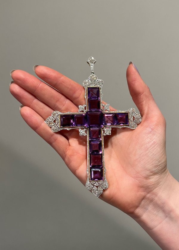 Das von Sotheby\'s herausgegebene Foto zeigt das «Attallah-Kreuz» (undatiert). - © Sotheby\'s/PA Media/dpa