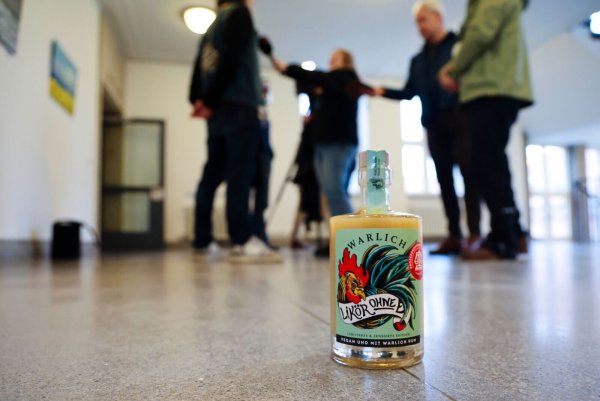 In einer Sonderedition ist der letzte Buchstabe bei «Likör ohne Ei» noch durch eine Hahnenfeder verdeckt. Jetzt erlaubt das Urteil wieder den ganzen Schriftzug. - © Frank Molter/dpa