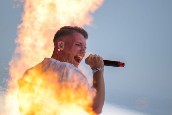 Erst Feuer, jetzt Eis: Julian Sommer zieht es im Winter auch auf die Skipiste. (Archivbild) - © Christoph Reichwein/dpa