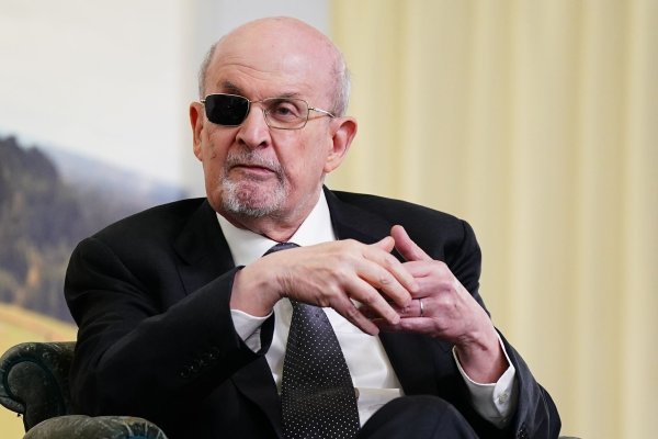 Rushdie sprach mit dem Magazin «Tatler» über das Attentat. (Archivbild) - © Jacob King/PA Wire/dpa