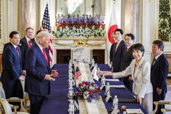 USA und Japan stärken ihr Bündnis. - © Franck Robichon/EPA Pool/dpa