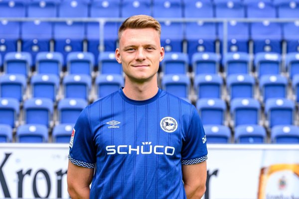 Hat seinen Vertrag vorzeitig verlängert: Arminia Bielefelds Leon Schneider. (Archivbild) - © David Inderlied/dpa