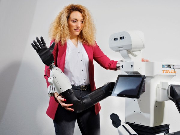 Roboter nicht als Ersatz, sondern als vertrauensvoller Partner des Menschen: Damit beschäftigt sich die Darmstädter Informatikerin Georgia Chalvatzaki. (Handout) - © Katrin Binner/TU Darmstadt/dpa