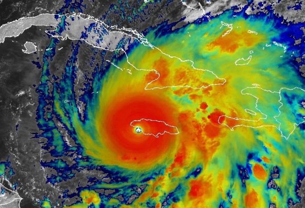 Es bestehe weiterhin Lebensgefahr, warnte das NHC. - © Noaa/via ZUMA Press Wire/dpa