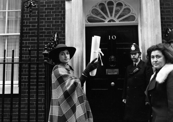 Die Schauspielerin Prunella Scales im Jahr 1975 vor Downing Street 10 in London. (Archivbild) - © Robert Dear/AP/dpa