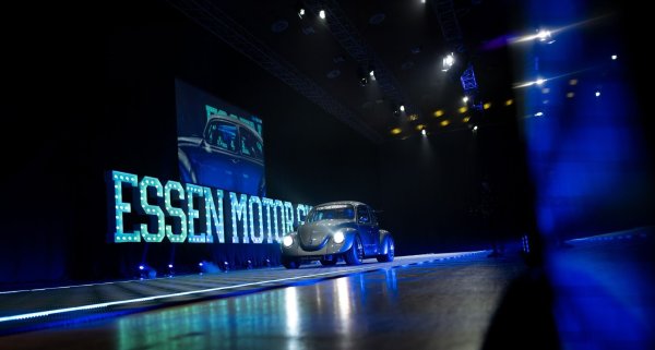 Ein völlig umgebauter VW Käfer mit einem 612-PS-Elektromotor ist Ende November bei der Essen Motor Show zu sehen. - © Fabian Strauch/dpa