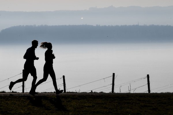 Wenn Frau und Mann zusammen joggen, hat das nicht dieselbe Wirkung. (Illustration) - © Felix Kästle/dpa