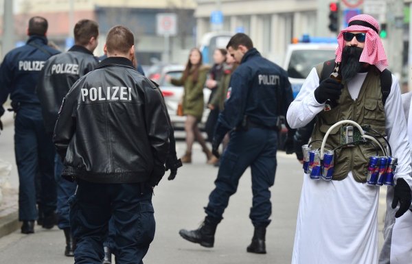Die Kölner Polizei warnt vor dem Mitführen echt aussehender Waffenattrappen im Karneval. (Archivbild). - © picture alliance / Julian Stratenschulte/dpa