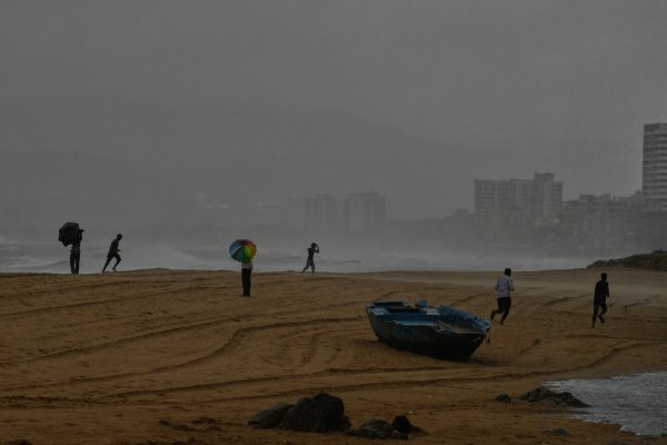 Die Vorläufer eines schweren Zyklons sind schon zu spüren, Zehntausende Menschen bringen sich in Sicherheit. - © Mahesh Kumar A./AP/dpa