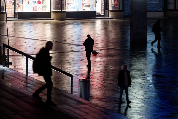 Nicht nur auf der Straße fühlen sich viele Frauen unsicher. (Symbolbild) - © Henning Kaiser/dpa