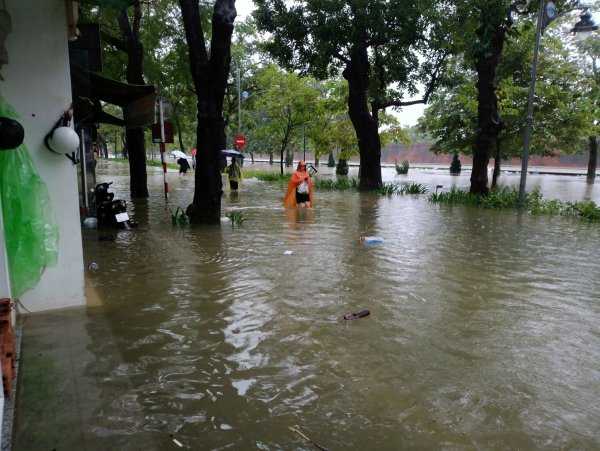 Viele Straßen in Hue standen unter Wasser. - © Hoang Le Y Minh/dpa