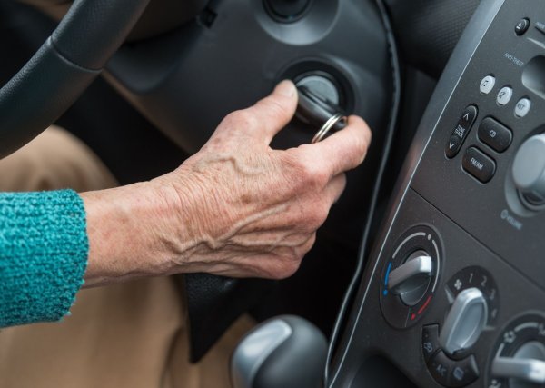 Eine Studie hat herausgefunden, was Ursachen für Verkehrsunfälle Älterer sind. (Symbolbild) - © Patrick Pleul/dpa-Zentralbild/dpa