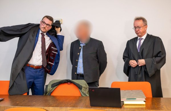 Angeklagt sind vor dem Landgericht München II zwei Bahnmitarbeiter unter anderem wegen fahrlässiger Tötung. - © Peter Kneffel/dpa
