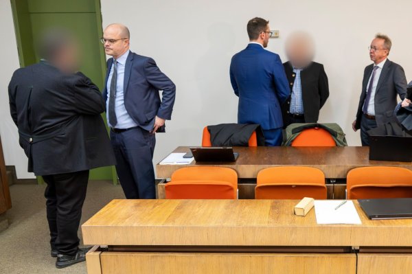 Beide Angeklagten zeigen Reue. - © Peter Kneffel/dpa