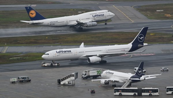 Inlandsflüge lohnen sich für die Lufthansa kaum. (Archivbild) - © Arne Dedert/dpa