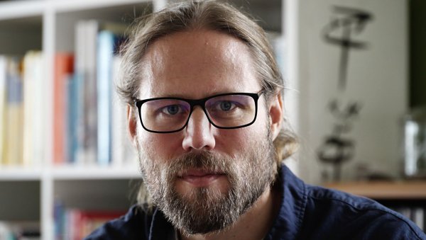 Der heute 40-jährige Rene Pickhardt berichtet, er sei von seiner Ex-Freundin emotional und körperlich missbraucht worden. - © Andreas Arnold/dpa