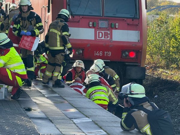 Einsatzkräfte bergen den Verletzten - ein Mann ist in Essen auf Gleis gestürzt und von einem Zug erfasst worden. - © Stephan Witte/dpa