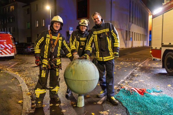In Bochum haben Feuerwehrleute die 45 Kilogramm schwere Metallkugel von der Spitze der Melanchthonkirche geholt. - © Justin Brosch