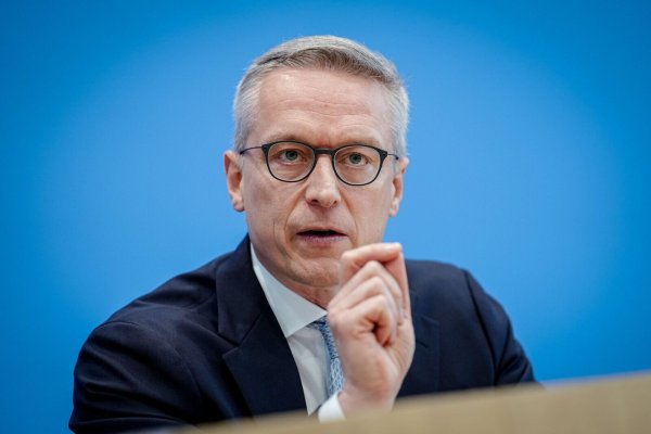 Bundesdigitalminister Karsten Wildberger (CDU) nennt den Glasfaserausbau im Land Chefsache. - © Kay Nietfeld/dpa