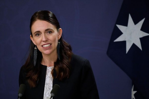 Neuseelands Premierministerin Jacinda Ardern hat sich für eine abfällige Bemerkung über einen Oppositionspolitiker entschuldigt. - © Rick Rycroft/AP/dpa