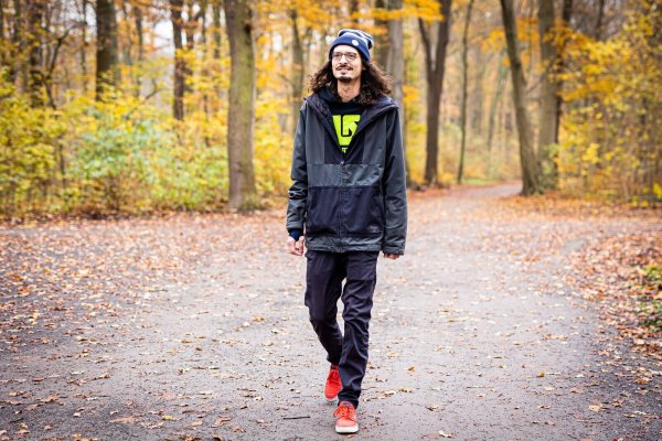 Oliver Noelting lebt freiwillig ohne Luxus. Für ihn ist Frugalismus die ideale Lebensform in Zeiten von Pandemie, Inflation und Energiekrise. - © Moritz Frankenberg/dpa