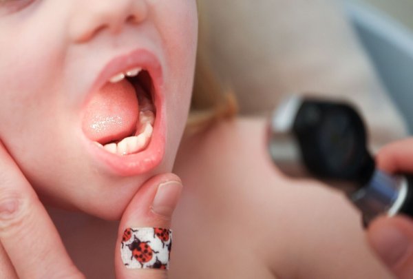 Wegen der angespannten Lage können Eltern ab sofort auch bestimmte Vorsorgeuntersuchungen für ihre Kinder vorübergehend verschieben. - © Christian Charisius/dpa