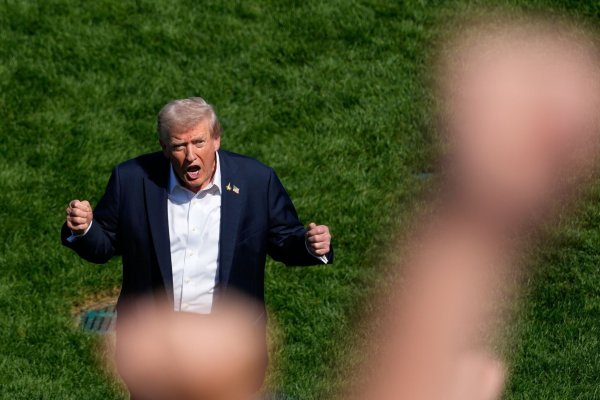 Trump will das militärische Eingreifen in US-Städten ausweiten - Demokraten kritisieren das. - © Alex Brandon/AP/dpa