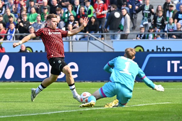 Hannovers Benjamin Källman scheitert an Bielefelds Torwart Jonas Kersken. - © Swen Pförtner/dpa
