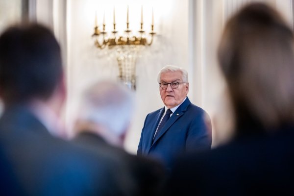 Seine Amtszeit endet im März 2027. Doch die Debatte über Steinmeiers Nachfolge hat bereits begonnen. - © Christoph Soeder/dpa