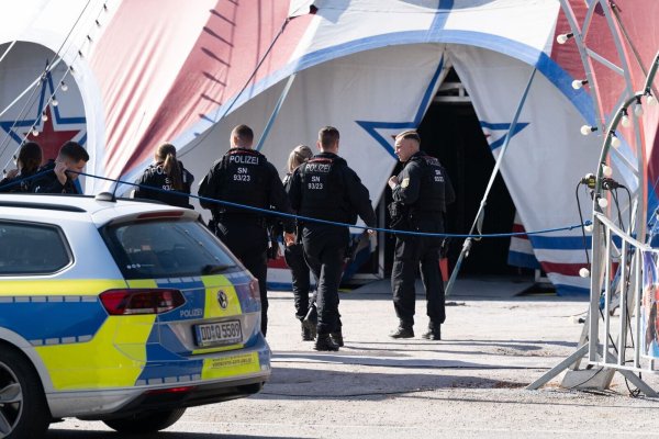 Während einer Vorstellung stürzt eine Zirkusartistin vor den Augen vieler Kinder zu Tode. - © Sebastian Kahnert/dpa