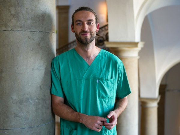Jasper Iske will mit seinen Videos falsche Versprechen von Influencern entlarven. - © Soeren Stache/dpa
