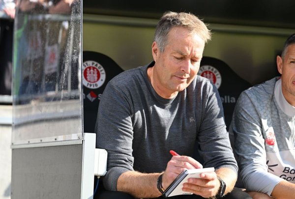 Hatte sich im Spiel beim FC St. Pauli viel zu notieren: Bayer-Trainer Kasper Hjulmand. - © Carmen Jaspersen/dpa