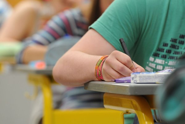 In dem Selbstlernkurs wird den Lehrern auch beigebracht, wie sie Schülern den Umgang mit KI erklären können. (Symbolbild) - © Armin Weigel/dpa