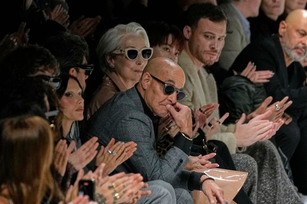 Meryl Streep taucht in Mailand bei der Schau von Dolce & Gabbana auf, mit Stanley Tucci (ebenfalls mit Sonnenbrille) an ihrer Seite. - © Luca Bruno/AP/dpa