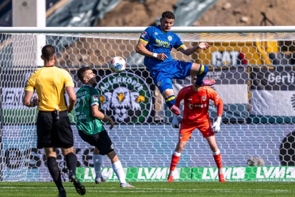Kampf um jeden Ball im Duell Münster gegen Braunschweig. - © David Inderlied/dpa
