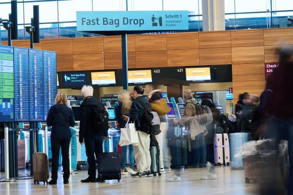 Passagiere am Flughafen BER müssen weiter mit Verzögerungen rechnen. - © Annette Riedl/dpa