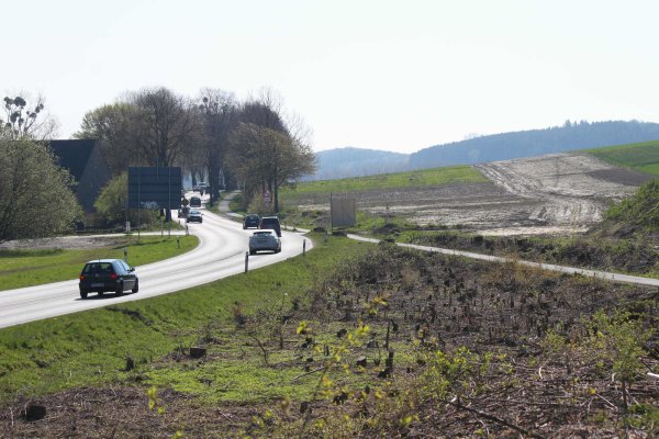Der Autofahrer war auf der B66 Richtung Leopoldshöhe unterwegs, als ein Stein von einer Brücke geworfen wurde und die Frontscheibe des Fahrzeugs traf. - © Thomas Dohna