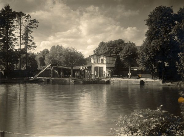 Früher: Die erste Badeanstalt an der Werre bestand aus einem einfachen Werrestau. Dennoch gab es 1932 schon eine Rutsche (links im Bild). - © Stadtarchiv Detmold