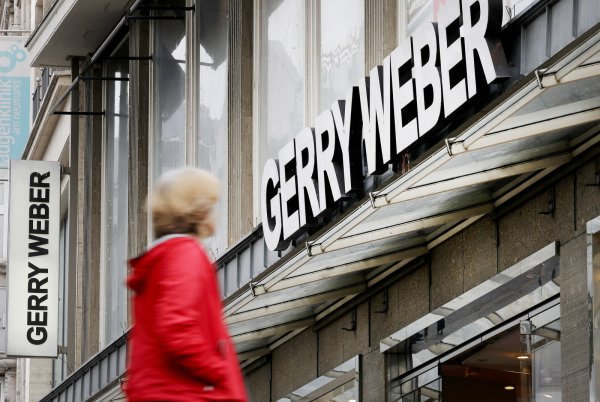 Eine Passantin geht an einer Filiale des Modeherstellers Gerry Weber vorbei. Mit einer vorübergehenden Teilstundung ihrer Forderungen verschaffen die Gläubiger dem angeschlagenen Modehersteller Gerry Weber Luft. Sie hätten dem Konzept zur Bewältigung der Folgen der Corona-Krise mit überragender Mehrheit zugestimmt, teilte Gerry Weber am Dienstag mit. - © Oliver Berg/dpa