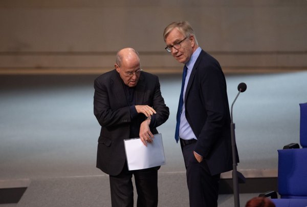 Gregor Gysi und Dietmar Bartsch sorgen sich um die Linke - und fordern einen Neuanfang ihrer Partei. (Archivbild) - © Kilian Genius/dpa