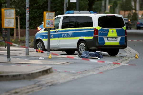 Am S-Bahnhof in Lauf an der Pegnitz nahe Nürnberg soll ein 34-Jähriger auf Bundespolizisten mit einem Messer losgegangen sein. - © Daniel Löb/dpa