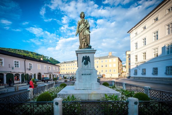 Der Komponist hat in seiner Geburtsstadt auch einen nach ihm benannten Platz samt Statue, die dem wahren Mozart aber kaum ähneln dürfte. - © G.Breitegger/Tourismus Salzburg GmbH/dpa-tmn